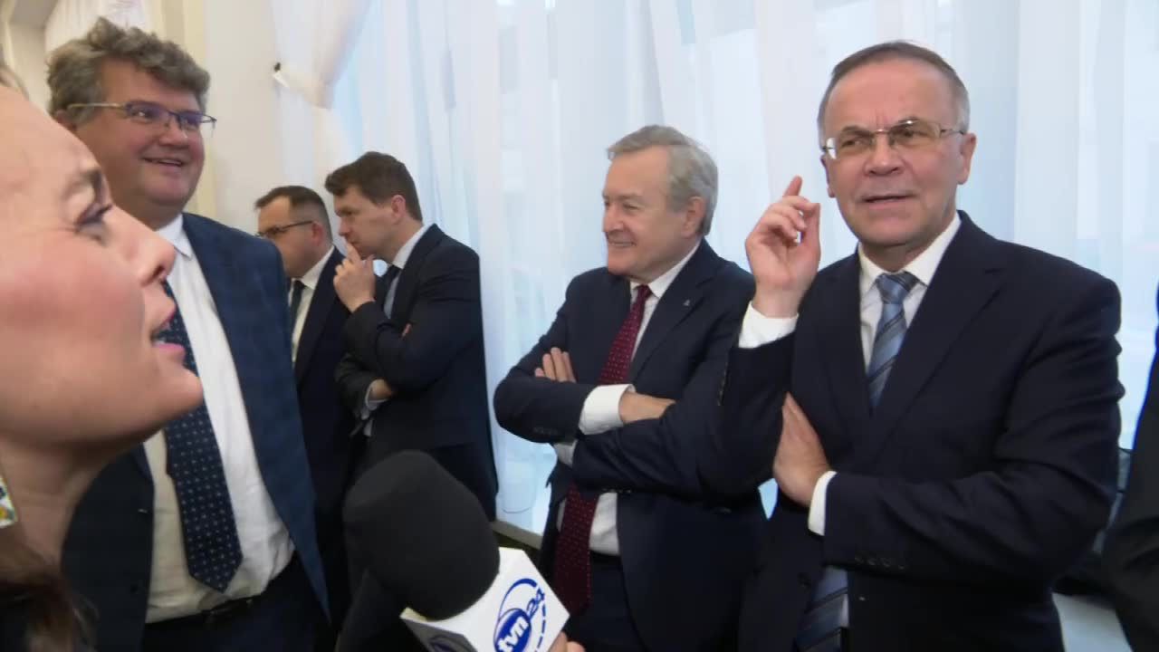 Sellin nic nie słyszy, Gliński zarzuca tendencyjność. Ministrowie z PiS reagują na pytanie o większość w sejmie