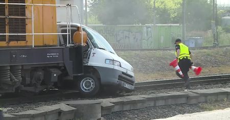 Na drodze pociągu staje samochód dostawczy