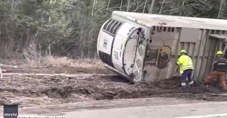 Fragment drogi transkanadyjskiej zmyty przez potężną powódź.