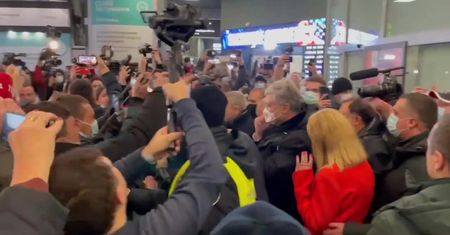 Petro Poroszenko wylądował w Kijowie. Sąd może zdecydować o jego areszcie.