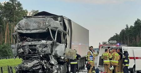 Zderzenie dwóch ciężarówek na obwodnicy Żyrardowa. Nie żyje jeden z kierowców