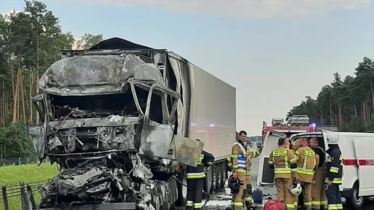 Zderzenie dwóch ciężarówek na obwodnicy Żyrardowa. Nie żyje jeden z kierowców