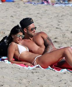 Jasmin Walia i Ross Worswick przyłapani na plażowych igraszkach