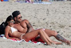 Jasmin Walia i Ross Worswick przyłapani na plażowych igraszkach