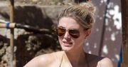 "Made In Chelsea": Ashley James z trudem skrywała swoje wdzięki w skąpym bikini
