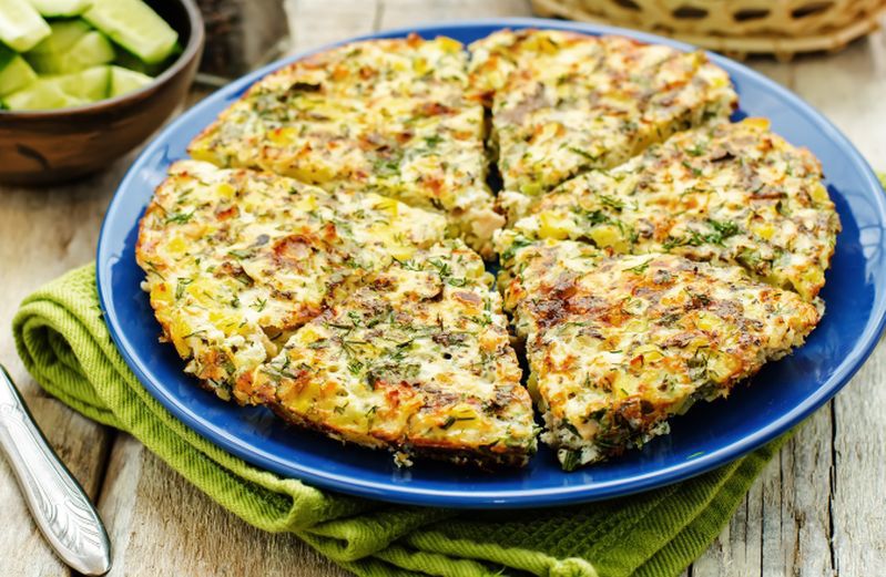 Gotowanie na ekranie: Omlet czosnkowy z kurczakiem i cukinią