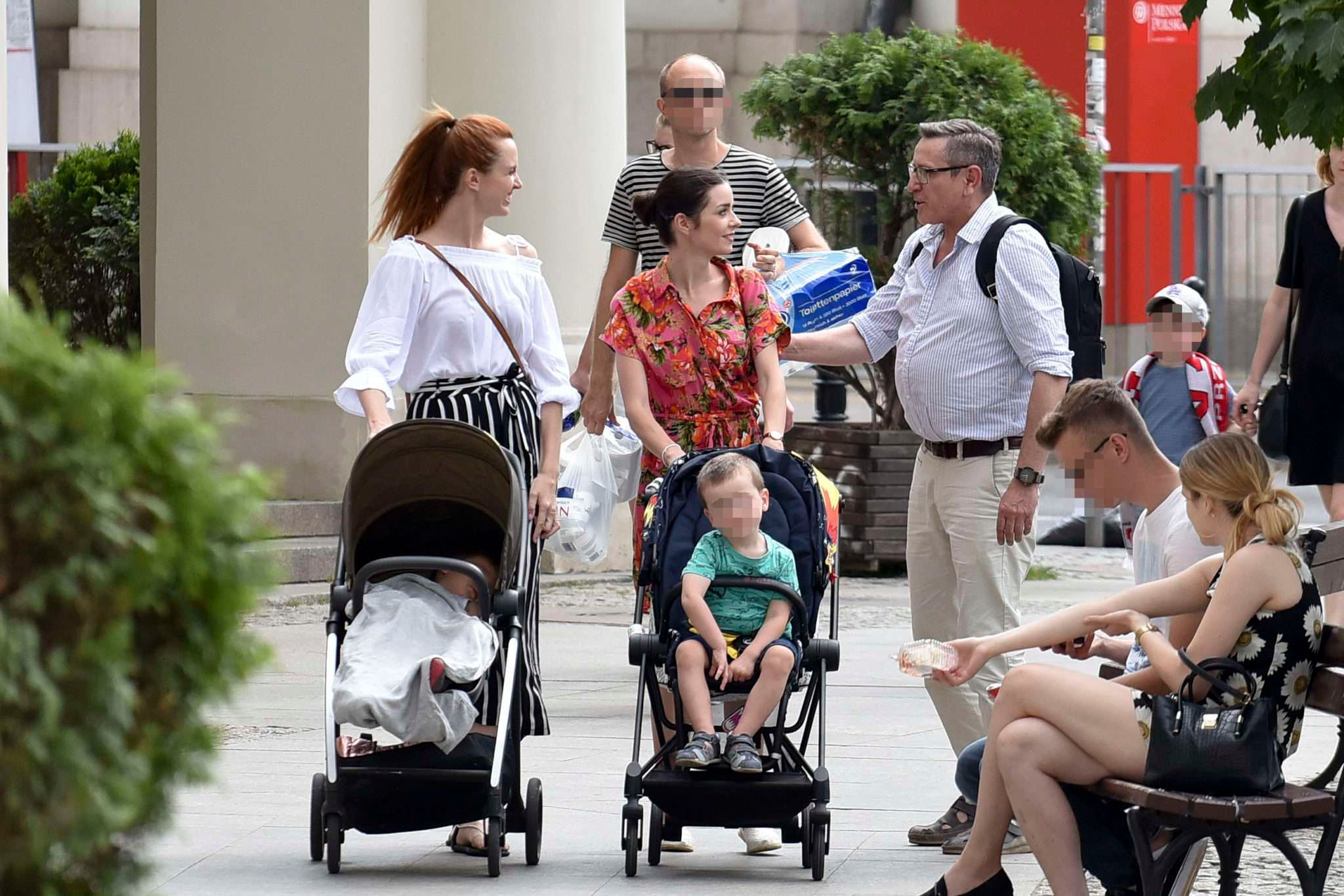 Andrzej Sołtysik, Patrycja Czop i Kasia Burzyńska na spacerze z dziećmi