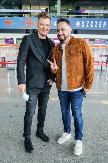 Rafał Brzozowski, Agustin Egurrola na lotnisku przed wylotem na Eurowizję 2021