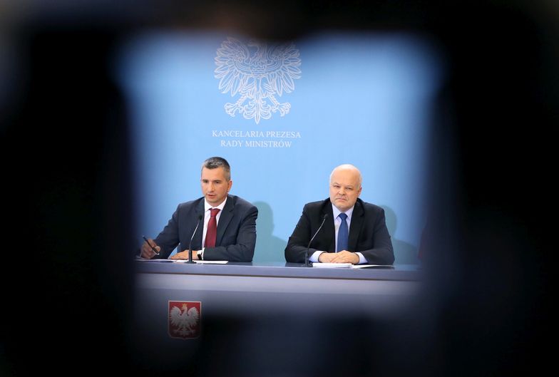 29.09.20915. Mateusz Szczurek i wiceszef MSW Piotr Stachańczyk podczas konferencji prasowej.