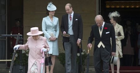 Kate Middleton trzeci raz w tym samym płaszczu na "garden party" (ZDJĘCIA)