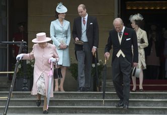 Kate Middleton trzeci raz w tym samym płaszczu na "garden party" (ZDJĘCIA)