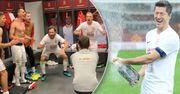 Jedziemy na EURO 2020! Robert Lewandowski oblewa się szampanem, a kadra szaleje w szatni! Co tam się działo! [WIDEO]