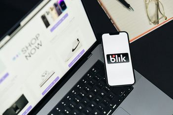 Chciała sprzedać książkę, straciła oszczędności. Mieszkanka powiatu pajęczańskiego oszukana na "pracownika banku"