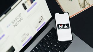 Chciała sprzedać książkę, straciła oszczędności. Mieszkanka powiatu pajęczańskiego oszukana na "pracownika banku"