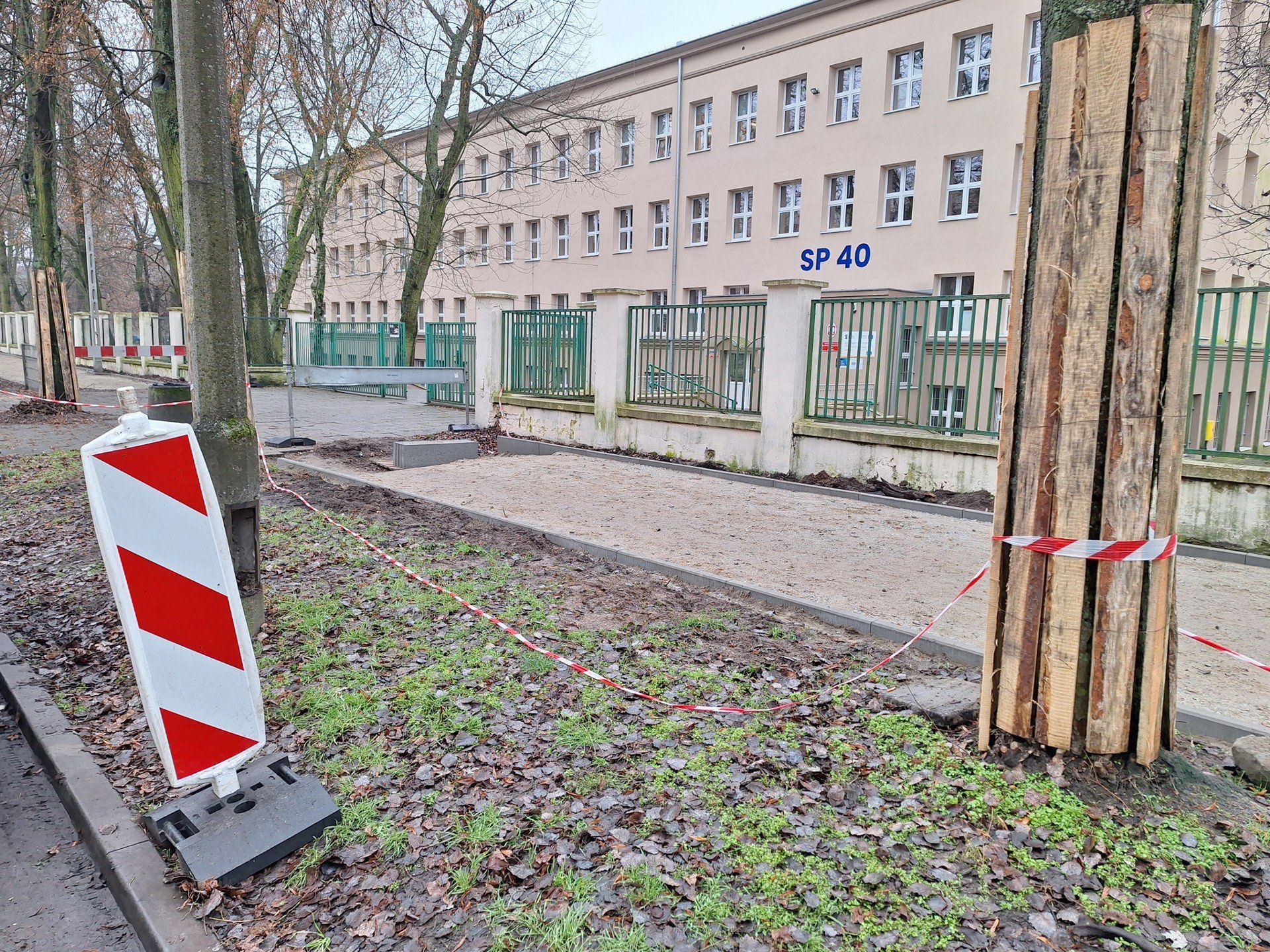 Tak wygląda organizacja remontu na ulicy Praussa, obok Szkoły Podstawowej nr 40
