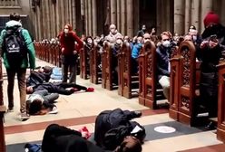 Protest w niemieckim kościele. Ludzie zaczęli padać na ziemię