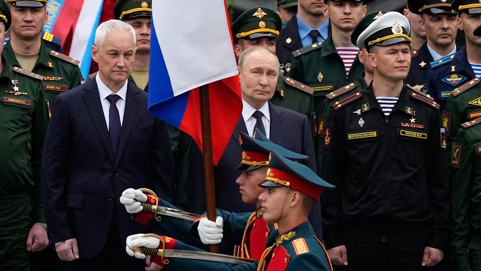 Putin w trakcie parady wojskowej z ministrem obrony Andrey Belou