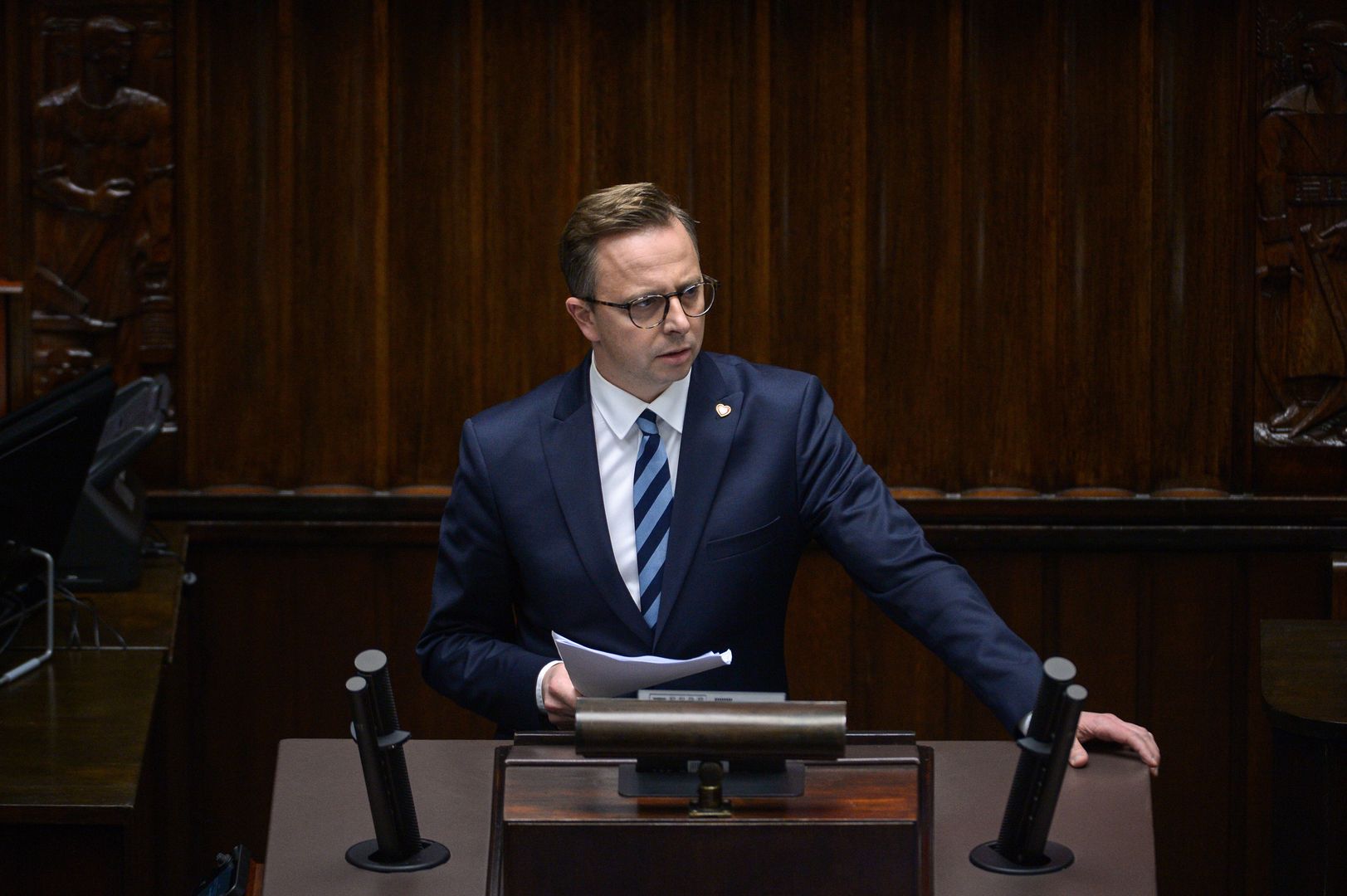 Warszawa, 28.11.2023. Poseł KO Dariusz Joński przemawia na sali obrad Sejmu w Warszawie, 28 bm. Posłowie zajmują się m.in. uchwałą dot. powołania komisji śledczej w sprawie tzw. afery wizowej. (jm) PAP/Marcin Obara