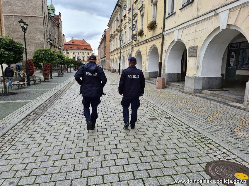 Koronawirus w Polsce. Bezobjawowy protest w Legnicy. Więcej policjantów niż antycovidowców