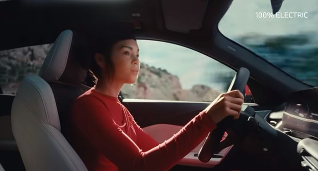 Wirtualna influencerka Lil Miquela reklamuje BMW