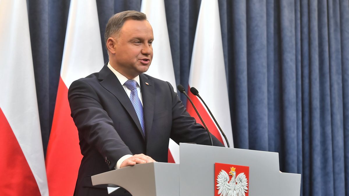 Na zdjęciu prezydent RP Andrzej Duda w trakcie konferencji prasowej. W tle biało-czerwone flagi