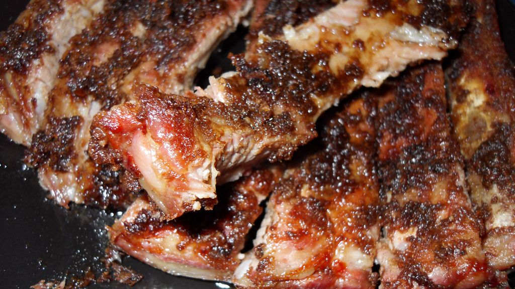 Żeberka wieprzowe bez kości (samo mięso) smażone na patelni