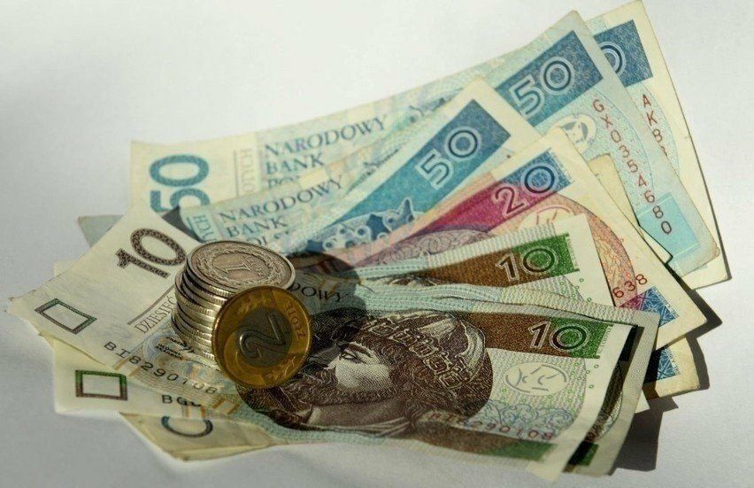 2. Za wykonywanie swojej pracy będzie Ci wypłacane wynagrodzenie lub przychód w wysokości co najmniej minimalnego wynagrodzenia za pracę brutto miesięcznie,