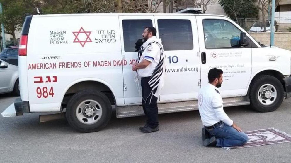 Ratownicy medyczni – Żyd i muzułmanin podczas wspólnej modlitwy. Tak wykorzystali przerwę w pracy 1