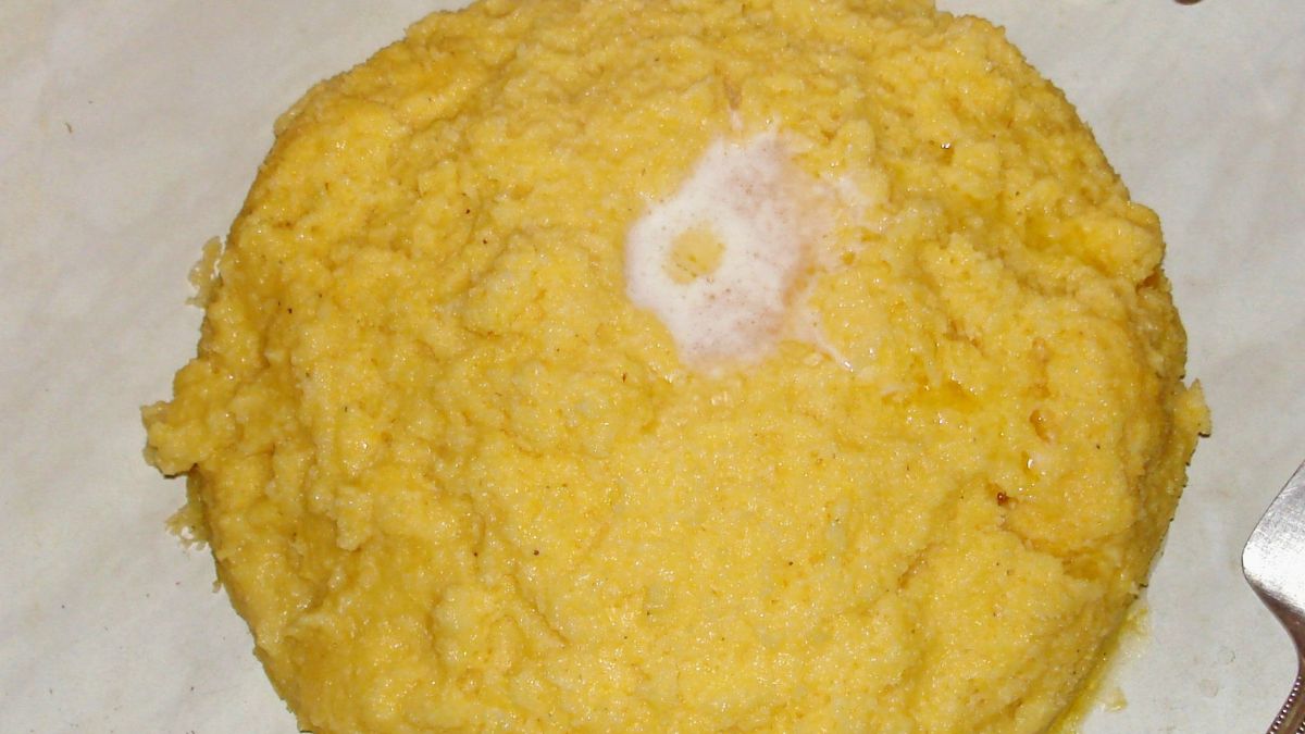 Kasza kukurydziana w formie rumuńskiej mamałygi 