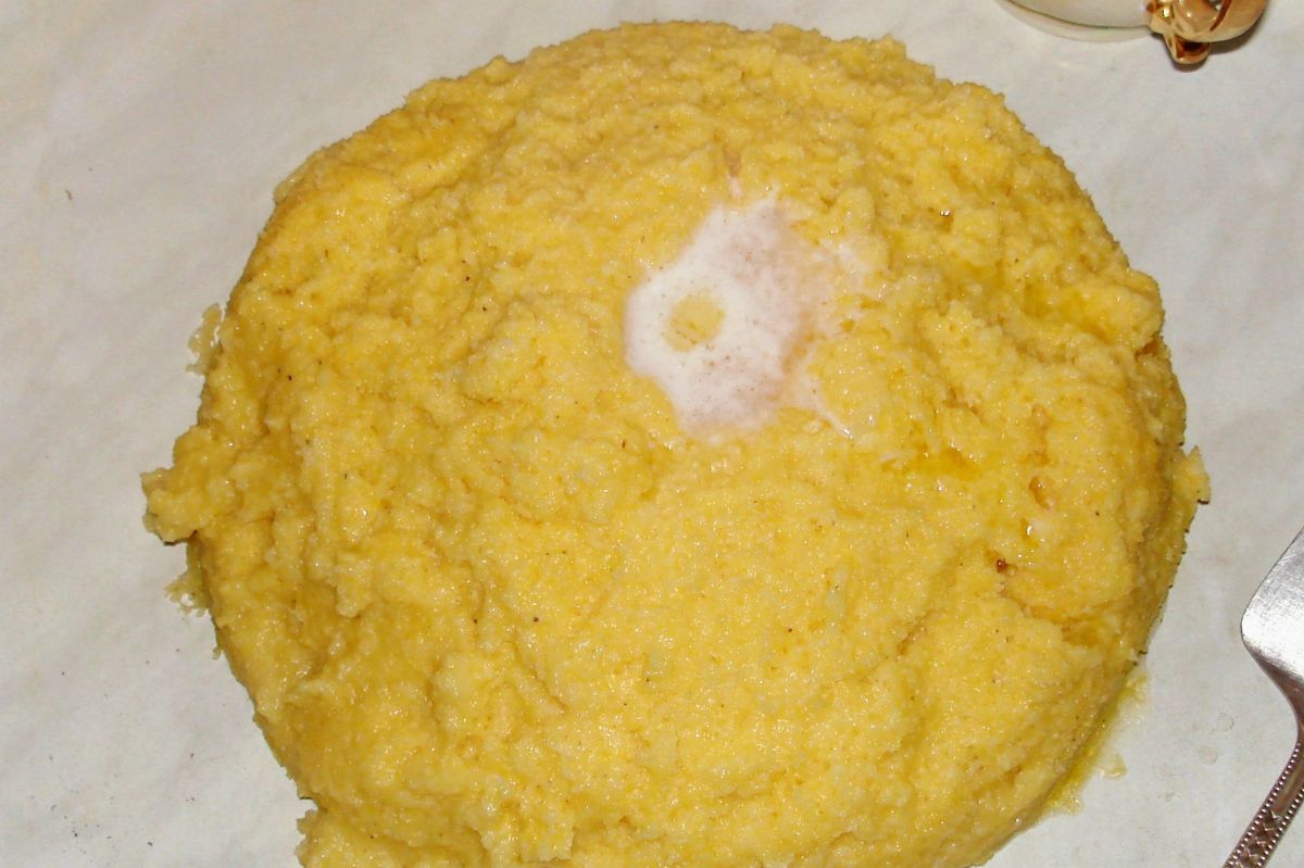 Kasza kukurydziana w formie rumuńskiej mamałygi 