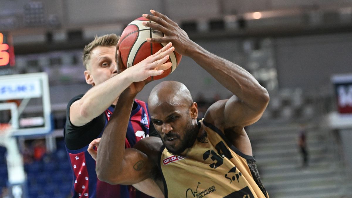 PAP / Marcin Bielecki / Na zdjęciu: Mateusz Kostrzewski i Darious Lee Moten