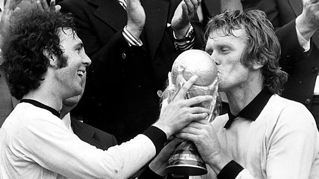 Zdjęcie okładkowe artykułu: Getty Images /  Horstmüller / ullstein bild / Na zdjęciu: Sepp Maier (z prawej) z trofeum za zwycięstwo w MŚ 1974