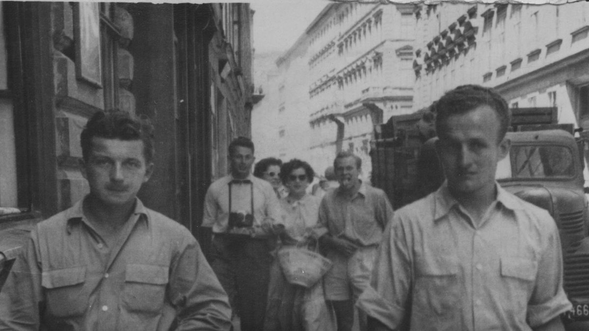 Stanisław Tkocz z prawej; po lewej Marian Kaiser; z tyłu Tadeusz Teodorowicz i Florian Kapała (w krótkich spodenkach) - podczas wyjazdu do Anglii