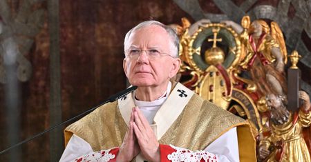 Pogrzeb bez abpa Jędraszewskiego? Nieoficjalne doniesienia