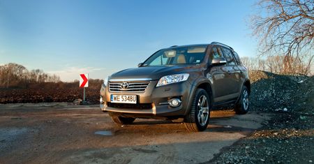 Toyota RAV4 - SUV czy jednak terenówka? [wideotest autokult.pl]