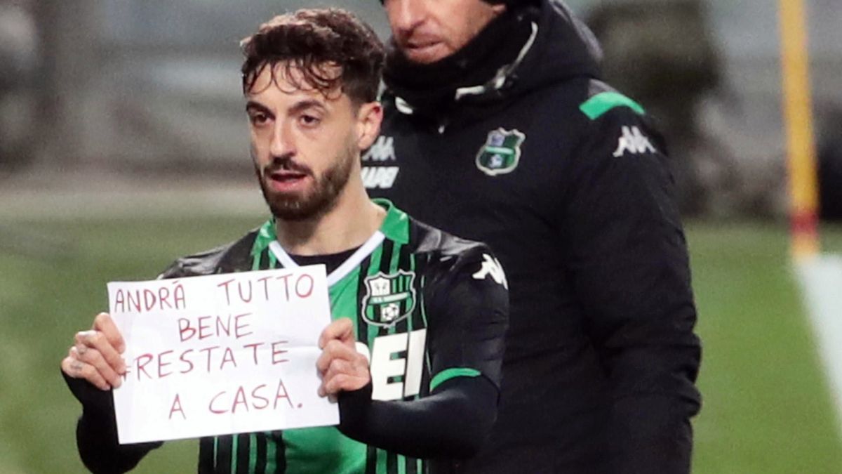 Francesco Caputo z Sassuolo po strzeleniu gola przekazał kibicom wiadomość: Wszystko będzie dobrze Zostańcie w domach