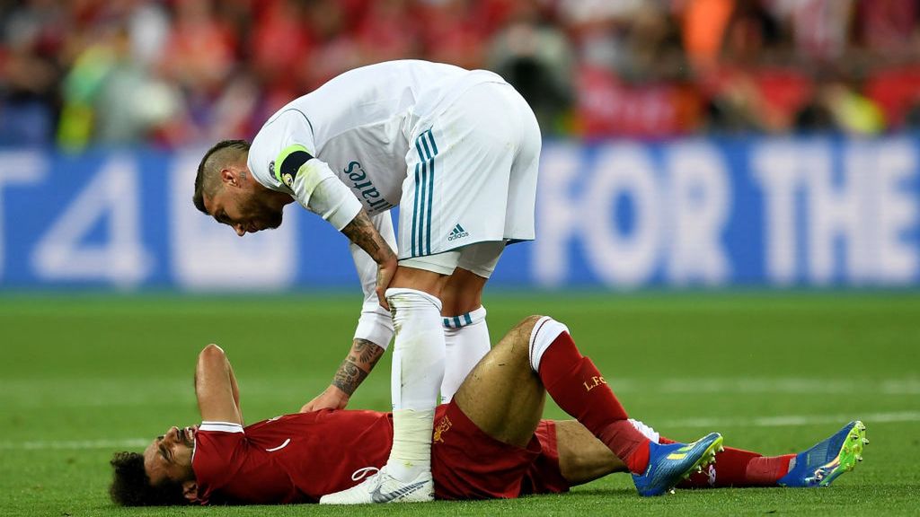 Sergio Ramos pochyla się nad Mohamedem Salahem