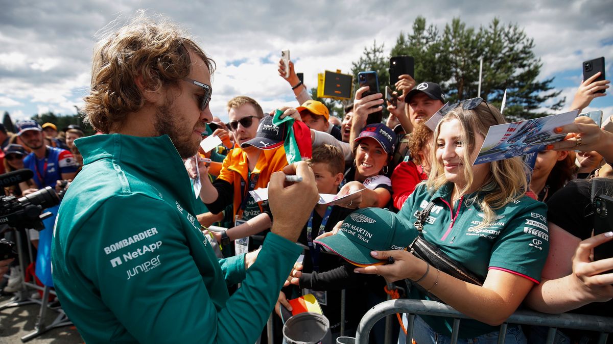 Materiały prasowe / Aston Martin / Na zdjęciu: Sebastian Vettel z kibicami podczas GP Austrii