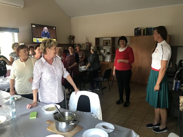 Marta Wieliczko i jej mama (obie z prawej) w domu seniora w Warlubiu