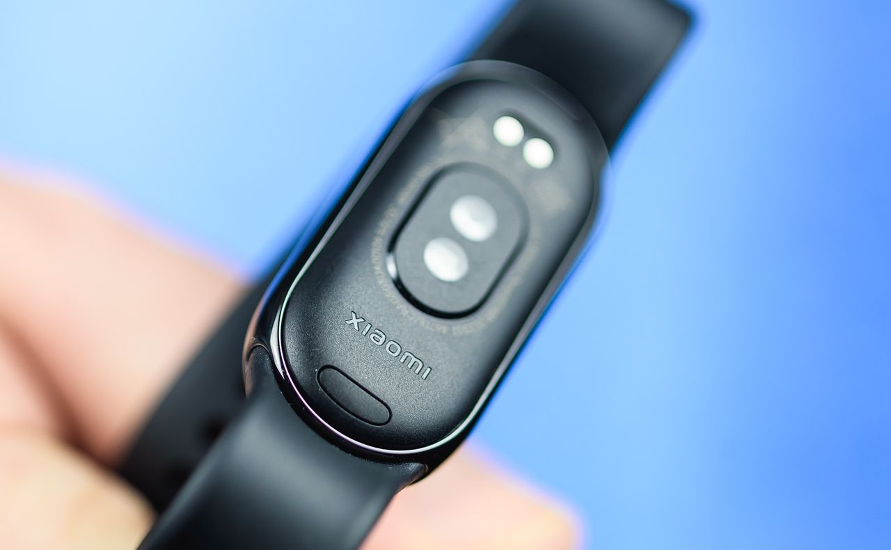 Xiaomi Smart Band 8 pozwala na wymianę paska podobnie jak w zegarkach.