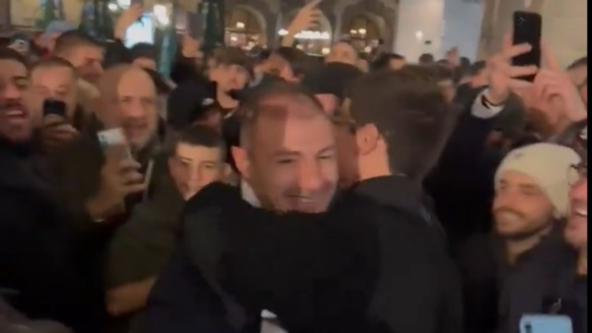 Twitter / Lazio Style / Stefan Radu w objęciach kibica w Monachium