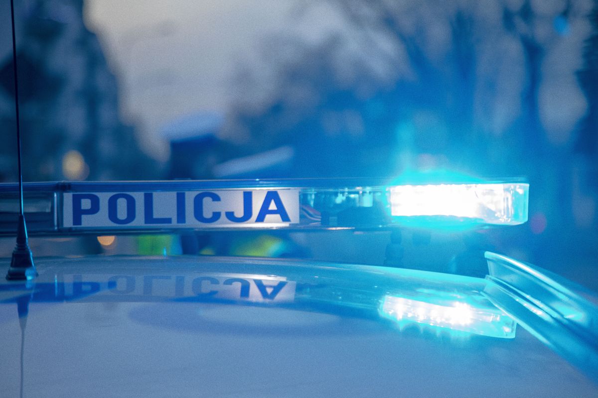 Policja radiowóz kogut policyjny na sygnale wypadek interwencja