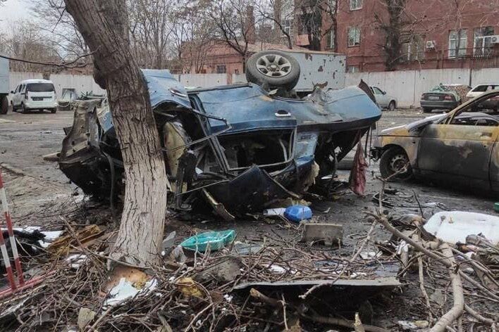 Zniszczenia po rosyjskim ataku w Mariupolu. Ukraińcy czekają na więcej broni do obrony przed agresją Rosji. Z Niemiec  jest jej jednak mniej niż zapowiadano 
