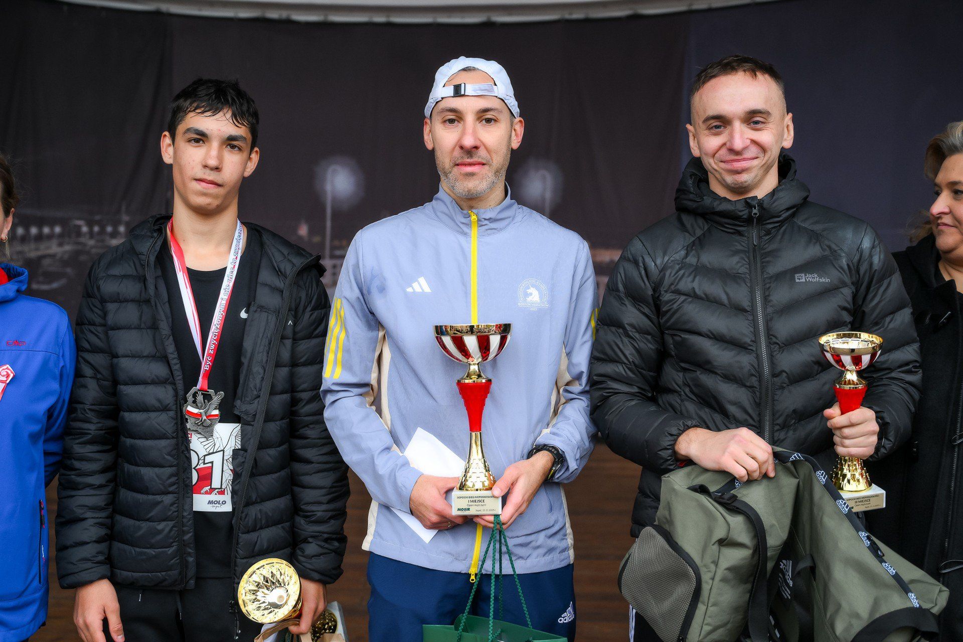 Na dystansie około 5 km rywalizowali uczestnicy Sopockiego Biegu Niepodległości, który start i finisz miał na najsłynniejszym, drewnianym molu w Polsce (11.11.2025)