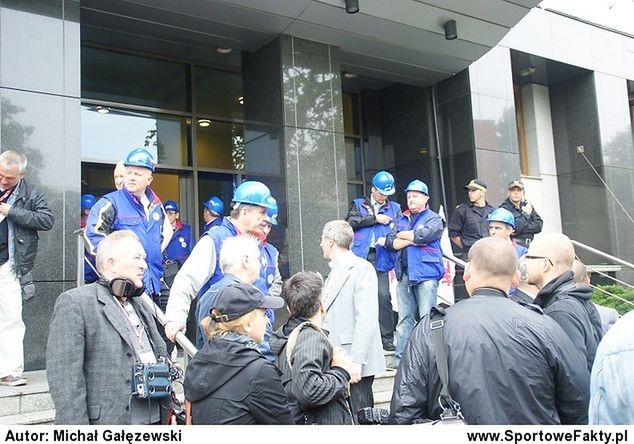 Związkowcy i dziennikarze czekali na Platiniego pod siedzibą Solidarności (fot. M.Gałęzewski)