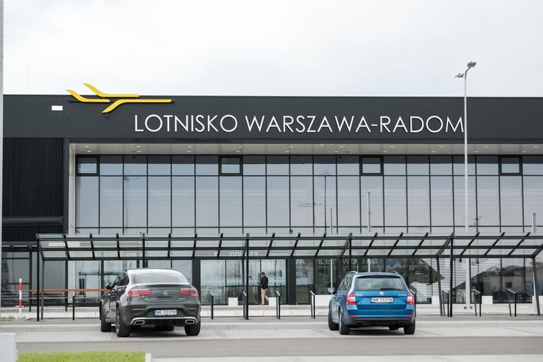 Lotnisko Warszawa-Radom przedstawia liczby. Pokazuje, ilu pasażerów już odprawiło