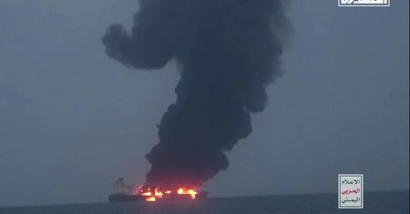 "Katastrofalne skutki". Ostrzelany tankowiec płonie na morzu