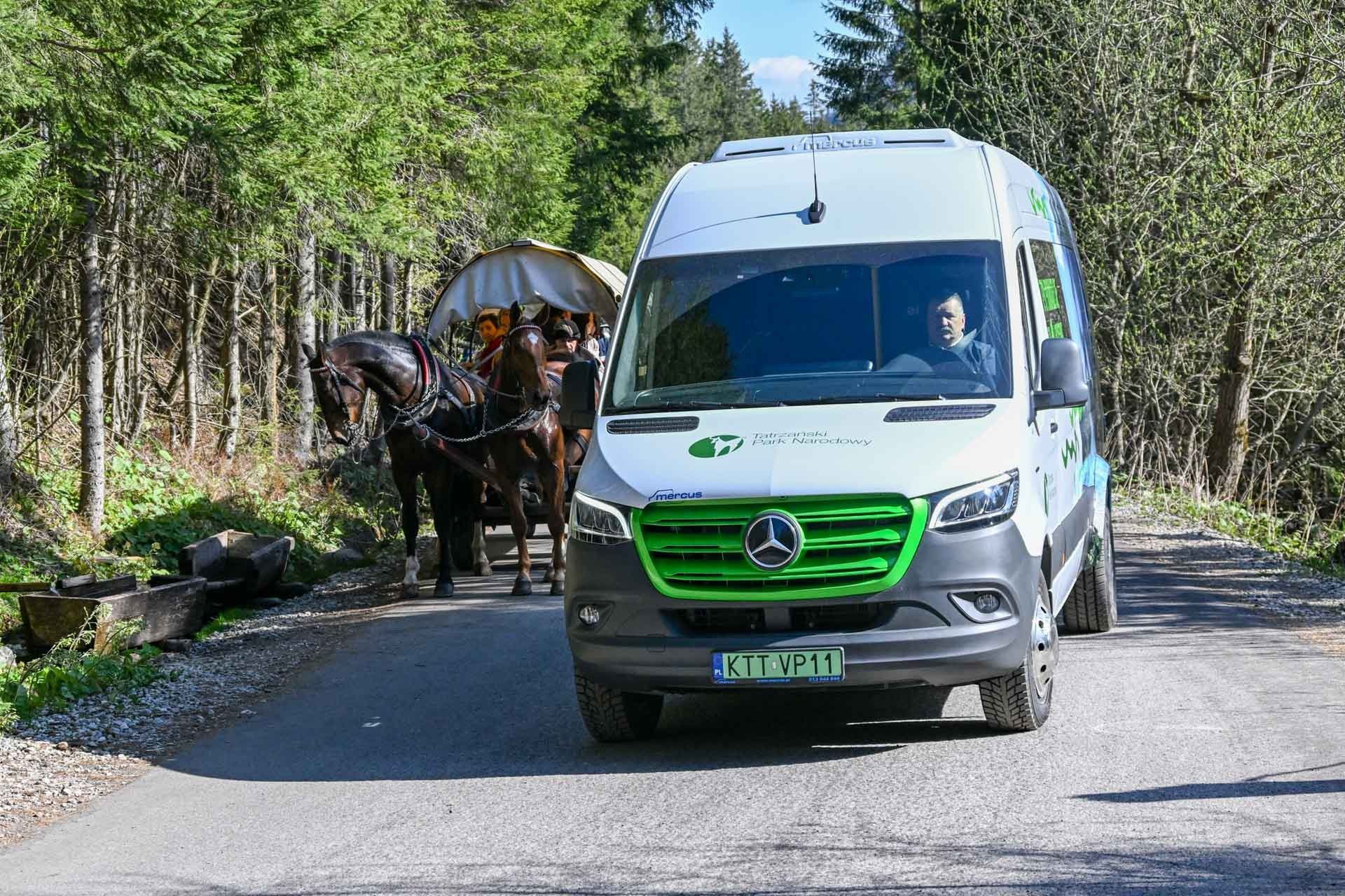 Elektryczne busy na drodze do Morskiego Oka