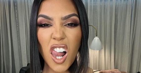 Kourtney Kardashian eksponuje kształty w kusym bikini i zbiera komplementy: "Najpiękniejsza z sióstr" (FOTO)