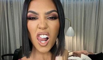 Kourtney Kardashian eksponuje kształty w kusym bikini i zbiera komplementy: "Najpiękniejsza z sióstr" (FOTO)